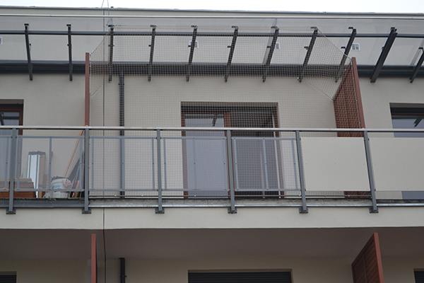 Siatki na balkon przeciw gołębiom